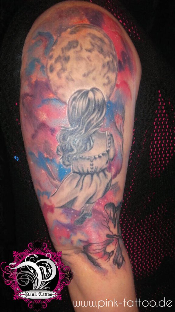 Mädchen schaut zum Mond