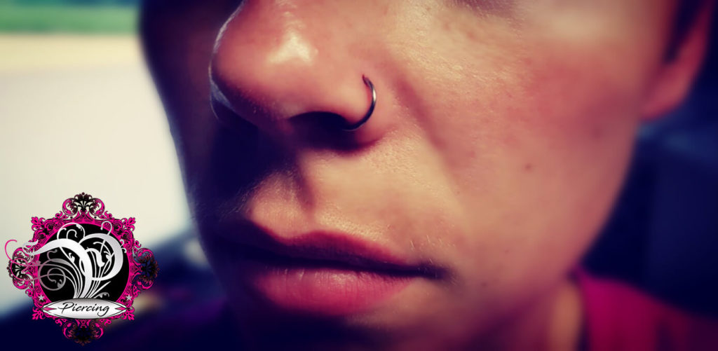 Nostril-Piercing mit Ring am Nasenflügel bei P.ink in Neustadt bei Coburg