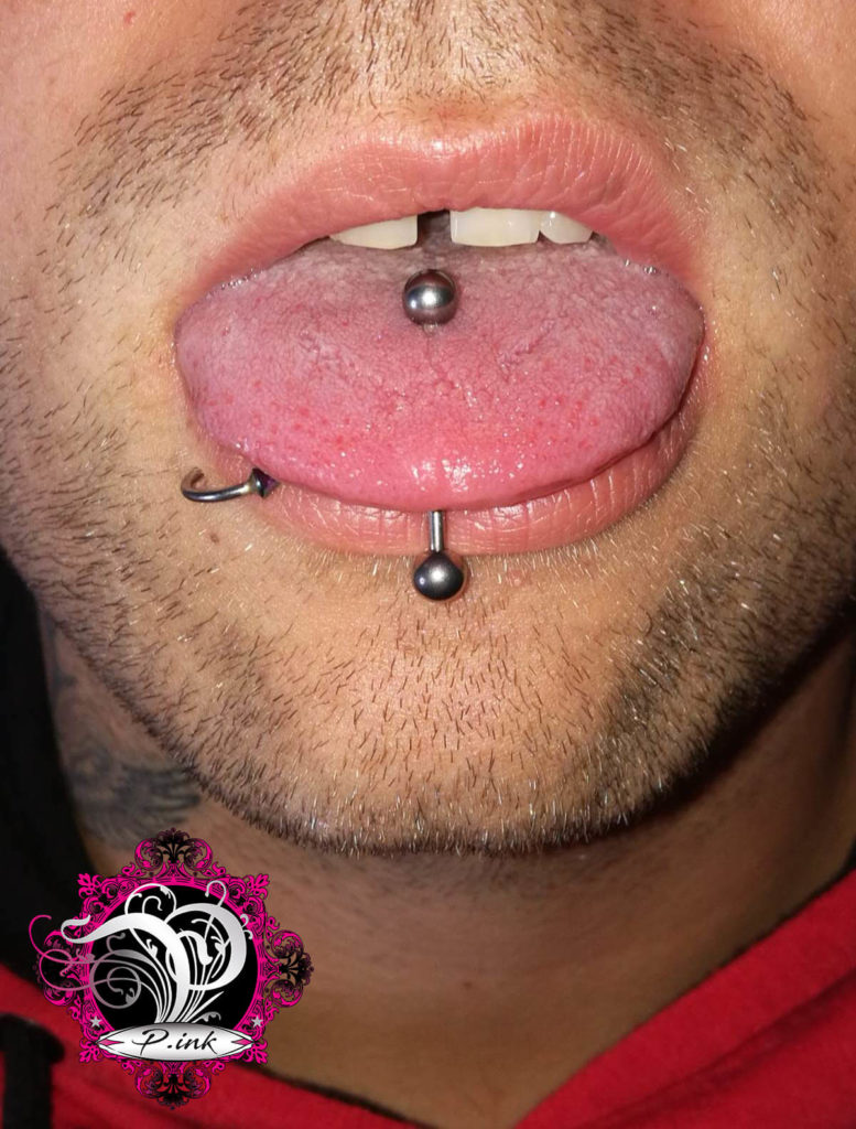 Mittig platziertes Zungenpiercing bei P.ink in Neustadt bei Coburg
