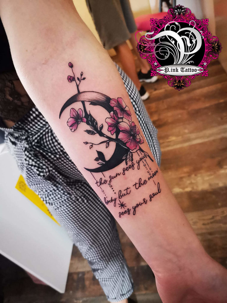 Mond Blumen Schriftzug Tattoo