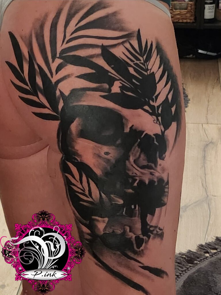 Schädel Blätter Tattoo