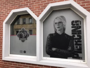 Außenansicht mit Piercing-Fensterbeklebung des P.ink Studios in Neustadt bei Coburg