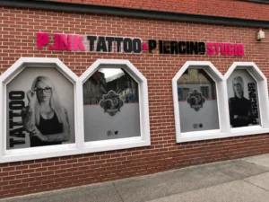 Außenansicht des P.ink Tattoo & Piercing Studios mit Fensterfront in Neustadt bei Coburg