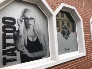 Außenansicht mit Tattoo-Fensterbeklebung des P.ink Studios in Neustadt bei Coburg