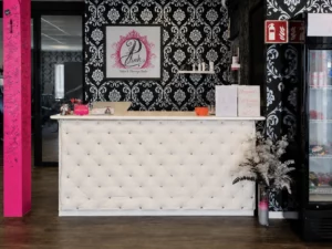 Empfangstheke mit P.ink-Logo im Tattoo- und Piercingstudio in Neustadt bei Coburg