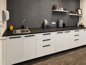 Hygienebereich mit Spüle und Aufbereitung im P.ink Piercingstudio Neustadt bei Coburg