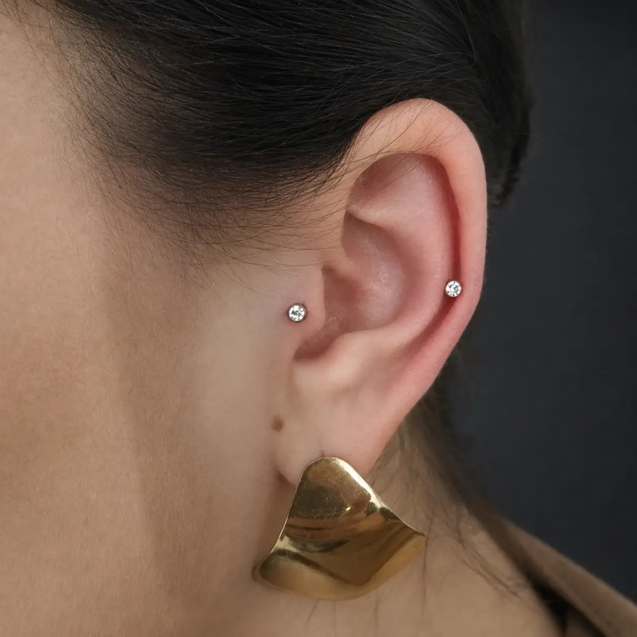 Tragus- und Helixpiercing mit silbernen Schmucksteinen im P.ink