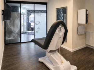 Schwarze Piercingliege vor Glasabtrennung im P.ink Piercingstudio Neustadt bei Coburg