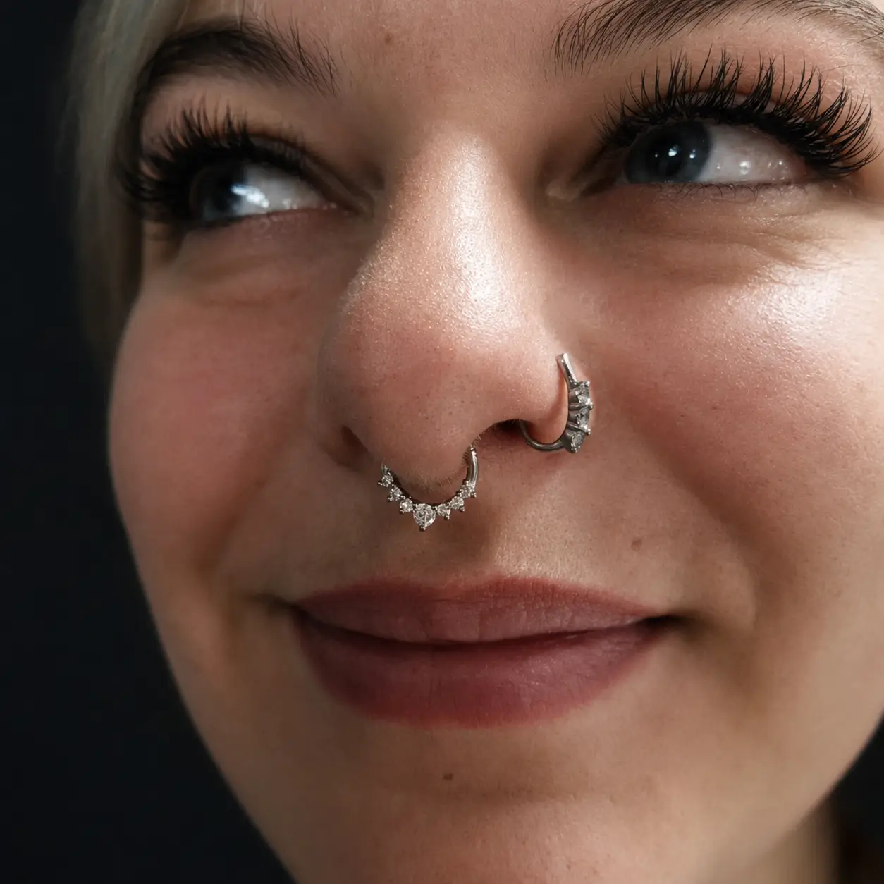 Septum- und Nostril-Piercing mit silbernem Kristallschmuck im P.ink Studio Neustadt bei Coburg