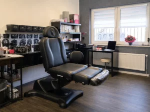 Schwarzer Tattoo-Stuhl mit Arbeitsmaterialien im P.ink Studio Neustadt bei Coburg