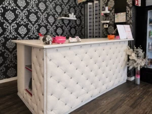 Seitliche Ansicht der Empfangstheke im P.ink Tattoo & Piercing Studio in Neustadt bei Coburg
