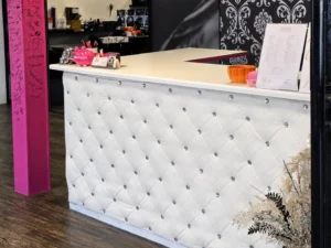 Weiße Beratungstheke im P.ink Tattoo & Piercing Studio Neustadt bei Coburg