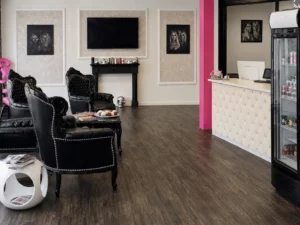Alternativtext: Empfang und Wartebereich im P.ink Tattoo & Piercing Studio in Neustadt bei Coburg