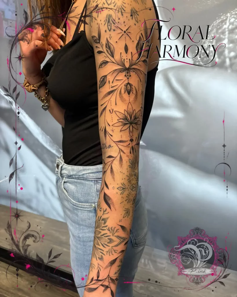Florales Fineline-Tattoo mit Lotusblüten, Blättern und Dotwork über den gesamten Arm