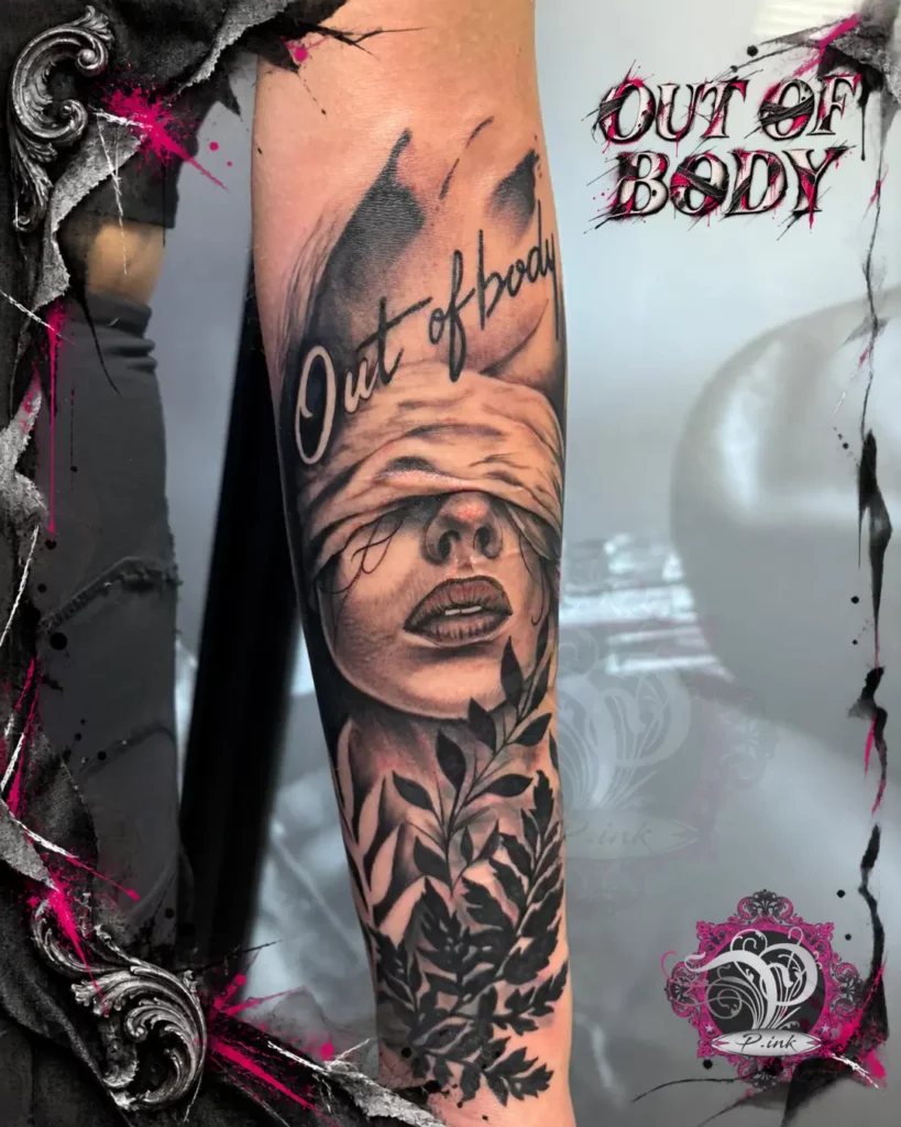 Black-and-Grey-Tattoo einer Frau mit verbundenen Augen, dem Schriftzug „Out of body“ und Blättern am Unterarm