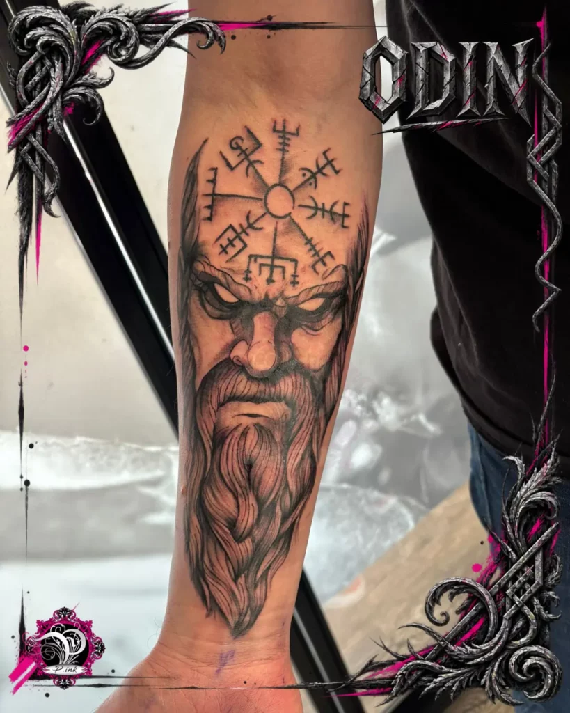 Black-and-Grey-Odin-Tattoo mit Vegvisir-Symbol am Unterarm