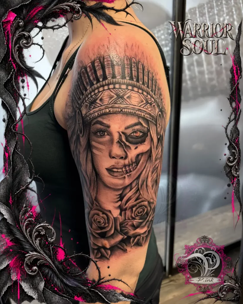 Black-and-Grey-Oberarmtattoo mit Frauenportrait, Federkopfschmuck, halbem Totenkopf und Rosen