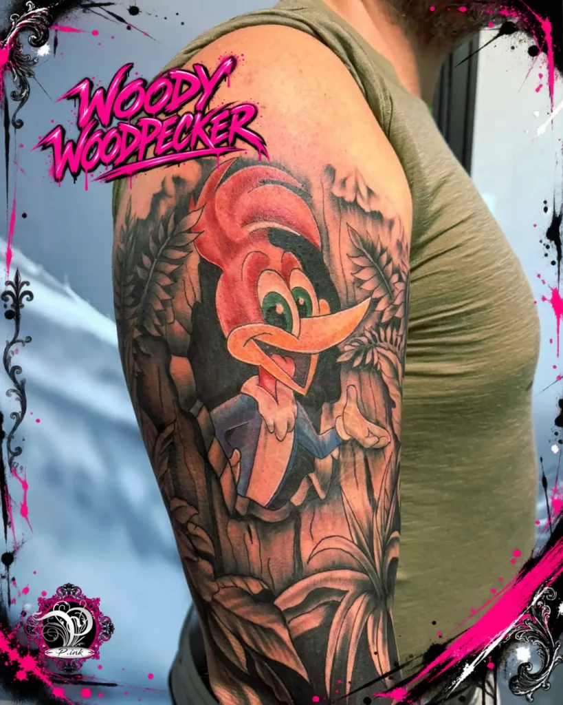 Farbiges Woody-Woodpecker-Tattoo am Oberarm vom P.ink Tattoo Studio